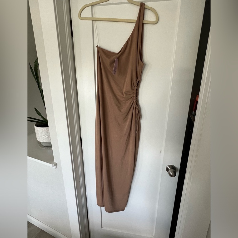 NWT beige, cut out dress ✨